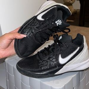Kyrie basks shoes 5.5y NIKE